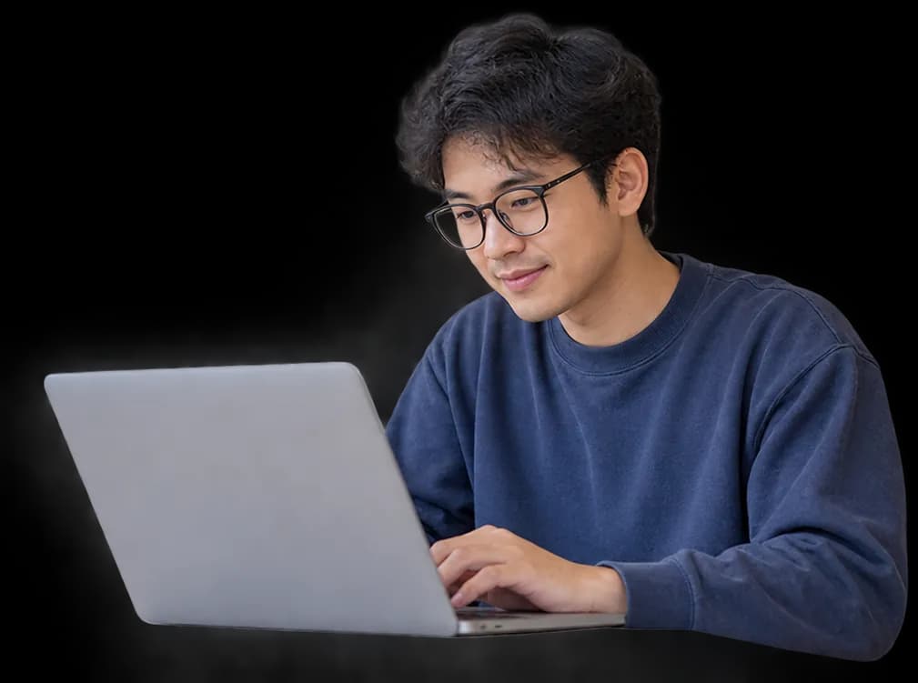 Pemilik usaha menyusun websitenya sendiri di laptop